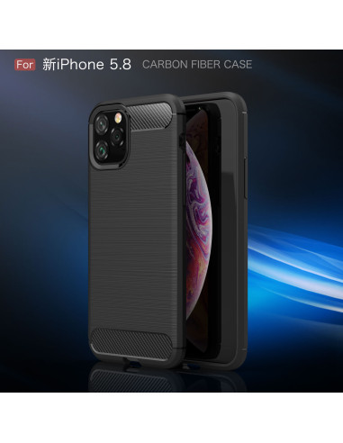 SlimCarbon-skal för iPhone 11 Pro, visat från sidan med telefonen i skalet och kolfiberstruktur