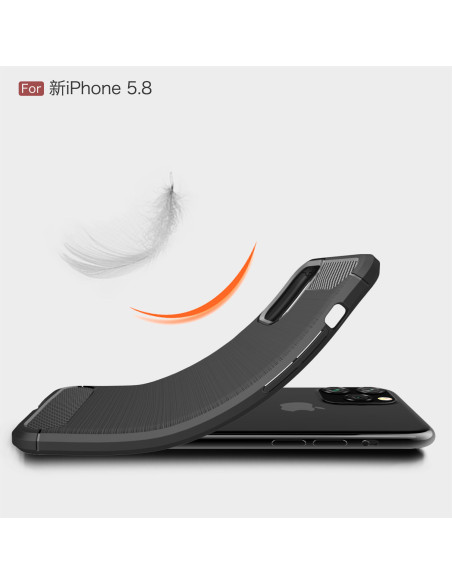 SlimCarbon-skal för iPhone 11 Pro, visat i en lätt böjd position för att framhäva flexibiliteten