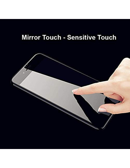 Xiaomi Mi A3 med härdat glas, visat i närbild med hand som trycker på skärmen
