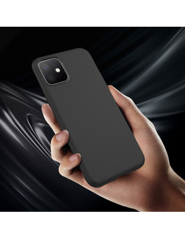 iPhone 11 skal i fullcarbon hålls i handen, med ribbad yta och kameraskydd