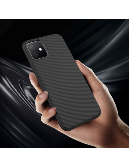 iPhone 11 skal i fullcarbon hålls i handen, med ribbad yta och kameraskydd