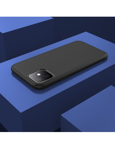 iPhone 11 skal i fullcarbon, visat bakifrån med ribbad yta och kamerautskärning