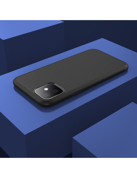 iPhone 11 skal i fullcarbon, visat bakifrån med ribbad yta och kamerautskärning