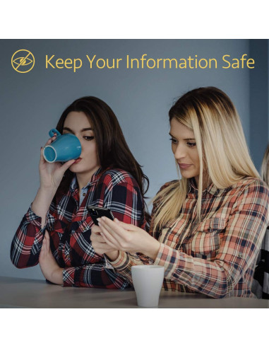 Två kvinnor som använder en iPhone 11 med privacy härdat glas i en avslappnad miljö