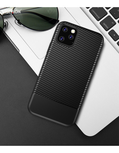 iPhone 11 Pro Max mobilskal i FullCarbon med slät yta och förstärkt kant, placerat på ett skrivbord