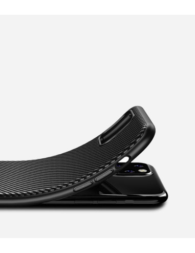 iPhone 11 Pro Max mobilskal i FullCarbon med böjd kant och texturerad yta, liggande på en svart telefon