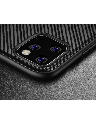 Detaljvy av iPhone 11 Pro Max mobilskal i FullCarbon med fokus på kamerautskärning och textur