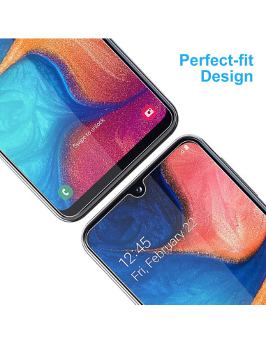 Närbild av Samsung A20e med skärmskydd, tydlig visning av skärmens övre del och notch-design