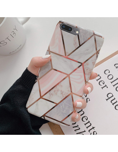 Marmorskal för iPhone 7 med geometrisk design i rosa och guld, hålls i hand