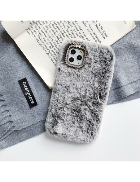 Gosigt grått skal i fluffigt material för iPhone 11 Pro Max, placerat på en mjuk yta