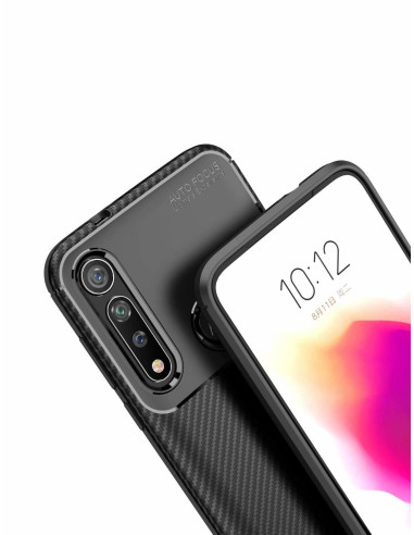 Detaljvy av Motorola Moto G8 Plus skal med karbonfiberlook och kameraöppning från ovan