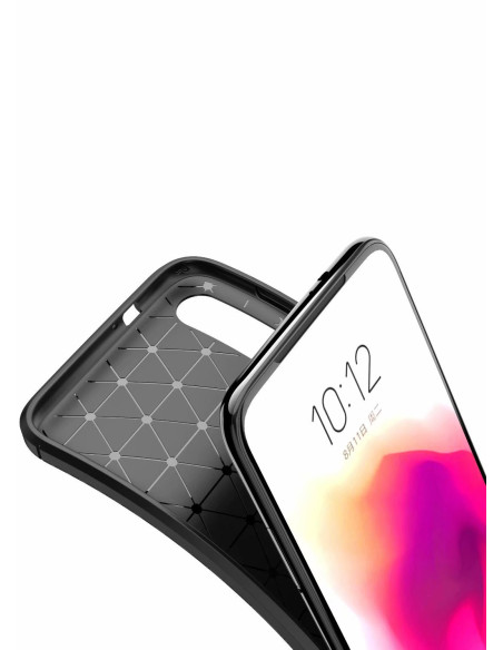Motorola Moto G8 Plus skal i karbonfiberlook sett framifrån med öppen design