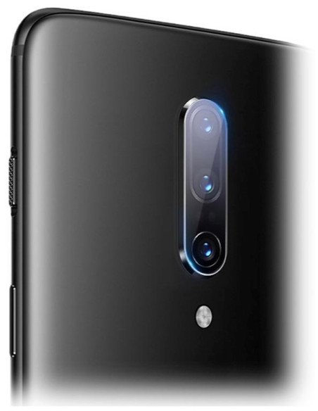 Detaljvy av OnePlus 7T Pro med linsskydd monterat på kameran