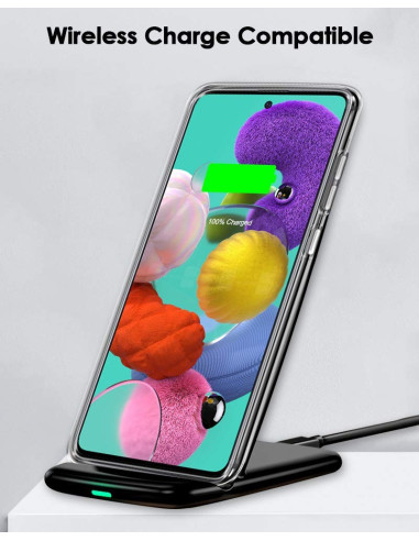 Samsung A51 med genomskinligt skal, placerad på en trådlös laddare med färgglad bakgrund