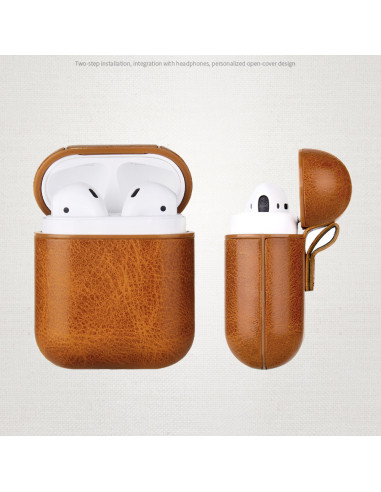 Fodral i brunt PU-läder med öppet lock och AirPods helt synliga, sett från sidan