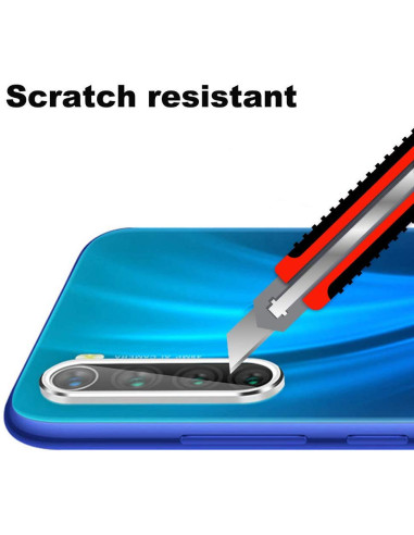 Närbild av linsskydd som appliceras på kameran av en blå Redmi Note 8