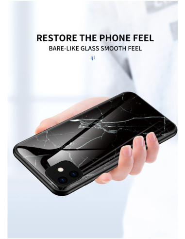 iPhone 11 marmorskal med svart marmorlook, hålls i hand, detalj av glasbaksidan