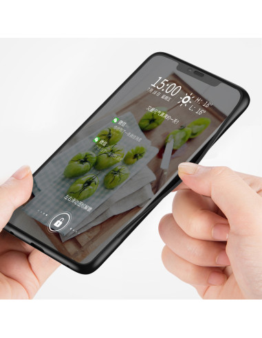 iPhone XS Max med marmorskal, hålls i handen med skärmen synlig