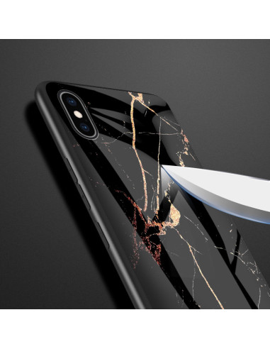 Detaljvy av iPhone XS Max marmorskal med svart och guld mönster, sett snett bakifrån