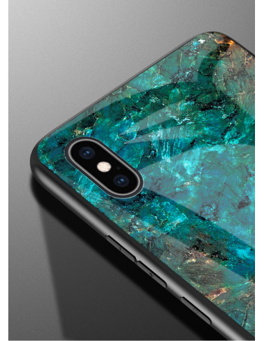 Närbild av iPhone XS Max marmorskal med grön och blå marmor, sett snett bakifrån