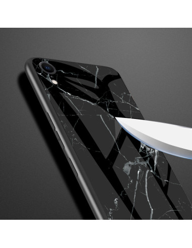 Närbild av iPhone XR marmorskal med svart marmorliknande design och skärning för kamera