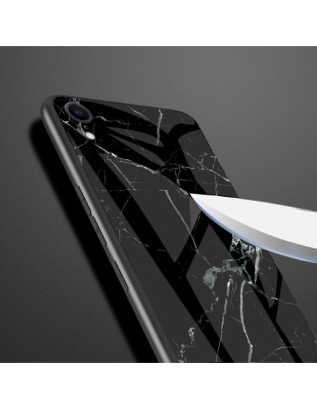 Närbild av iPhone XR marmorskal med svart marmorliknande design och skärning för kamera