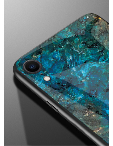Närbild av iPhone XR marmorskal med blå och gröna marmorliknande detaljer och kameraöppning