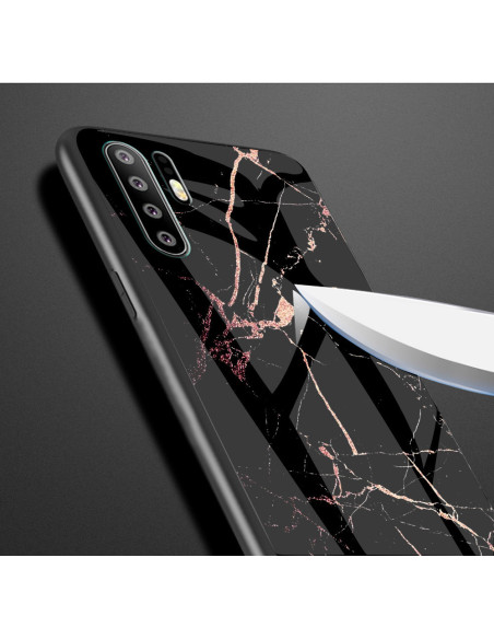Detaljvy av Huawei P30 Pro marmorskal med marmorutseende och kniv som skär genom ytan