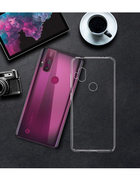 Genomskinligt TPU-skal placerat bredvid Motorola One Hyper på en mörk yta med en kaffekopp i bakgrunden