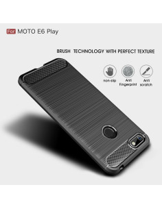 Motorola Moto E6 Play skal SlimCarbon i svart med texturerad yta och utskärning för kamera 2