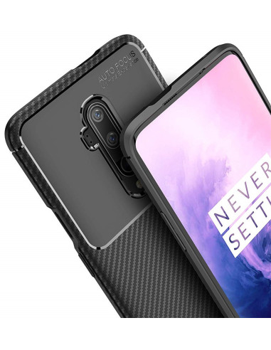 OnePlus 8 skal i svart karbonfiberdesign, sett från ovan med telefonens skärm synlig