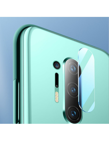 Detaljvy av OnePlus 8 Pro med flexibelt glas på kameran, sett bakifrån