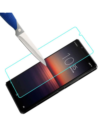 Närbild av Xperia 1 II med härdat glas, visat med en kniv som testar repmotståndet