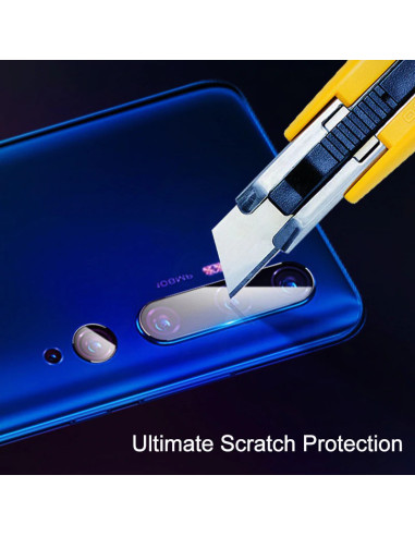 Detaljvy av Xiaomi Mi 10 Pro med kamera skydd applicerat och kniv som demonstrerar repmotstånd