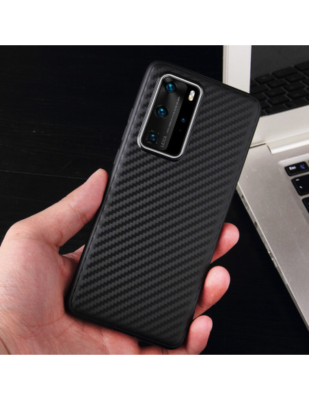 Huawei P40 Pro skal FullCarbon V2 i handen, med karbonfiberdesign och kamerautskärning
