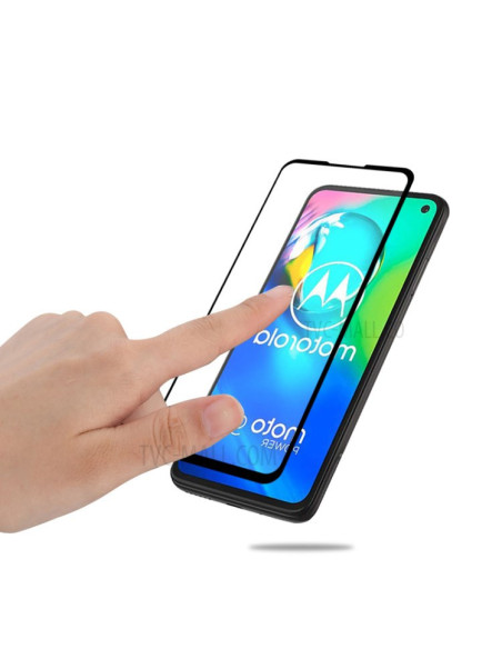 Närbild av Motorola Moto G8 Power med härdat glas monterat, finger som sveper över skärmen