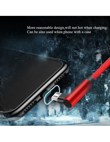 Röd flätad Micro-USB kabel ansluten till telefon med vinklad kontakt