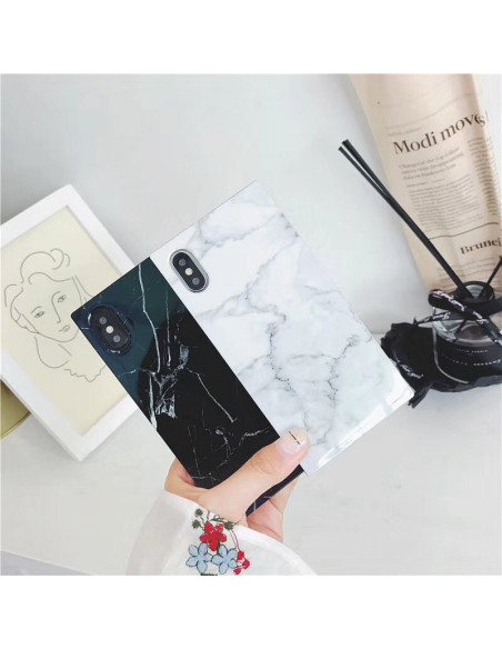 iPhone XS Max marmorskal Square med svart och vit mönstring hålls i handen