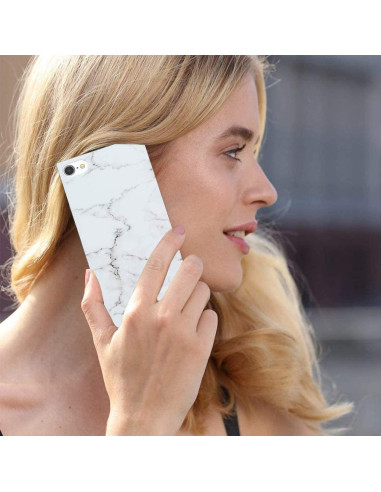 Kvinna håller i ett vitt marmorskal för iPhone 7 Plus och 8 Plus, sett från sidan