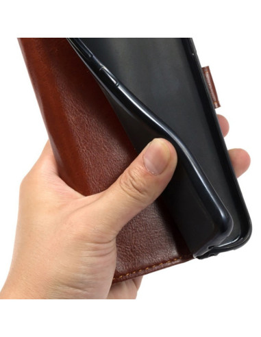 Närbild av plånboksfodralet med Zenfone 7 i handen, delvis öppet för att visa hållaren