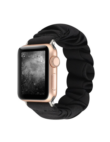 Elegant elastiskt tygarmband i svart, monterat på en Apple Watch, sett framifrån