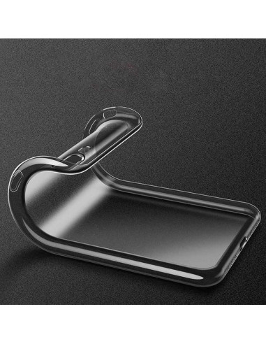 Detaljvy av det genomskinliga TPU-skalet för Nokia 8.3 med fokus på design och material