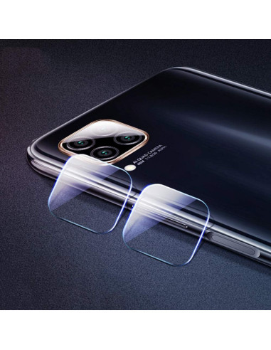 Detaljvy av Huawei P40 Lite med två transparenta kameraskydd monterade