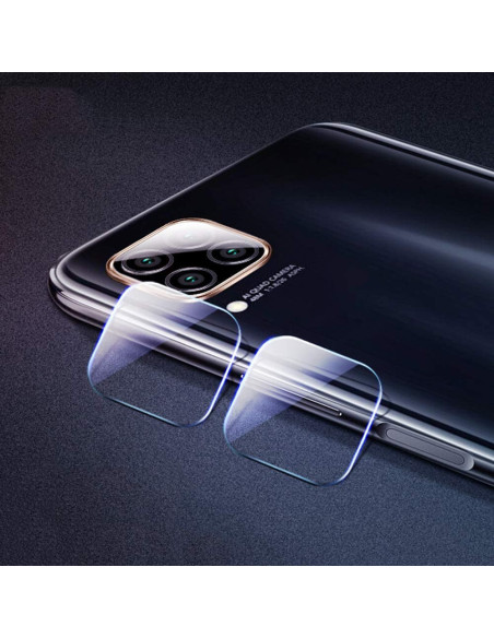 Detaljvy av Huawei P40 Lite med två transparenta kameraskydd monterade