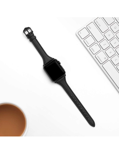 Svart läderarmband för Apple Watch, sett ovanifrån med tangentbord och kopp i bakgrunden