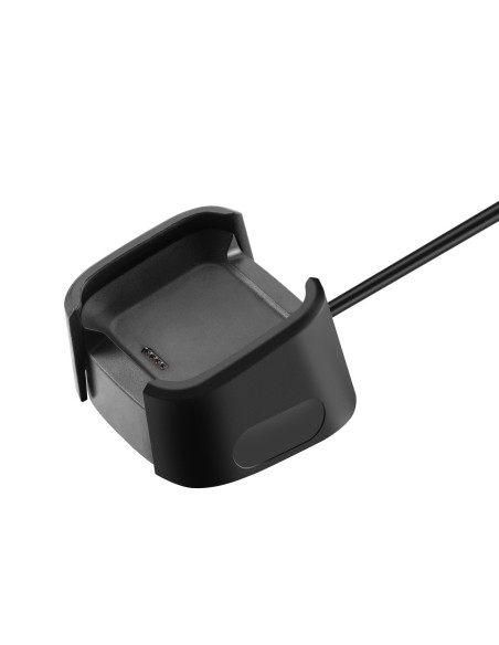 Närbild av svart laddare för Fitbit Versa med kabelanslutning