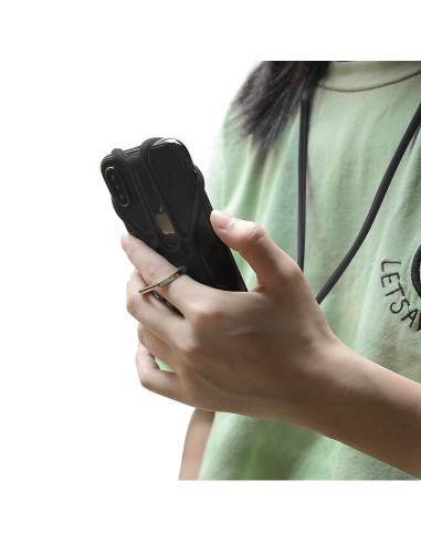 Svart telefonhållare med halsrem och ringhållare, hålls i handen med telefon monterad