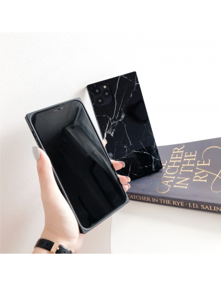 iPhone 11 Pro med marmorskal i svart, hålls i handen med skärmen nedåt