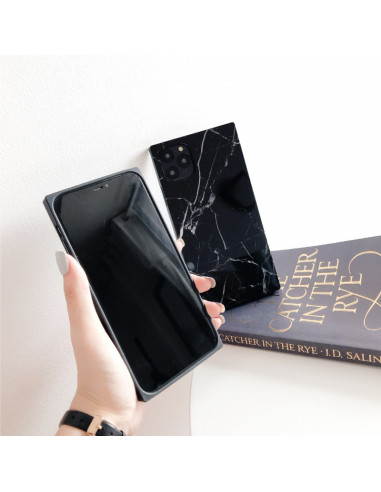 Svart marmorskal för iPhone 12 Pro, hålls i handen med telefonens framsida synlig