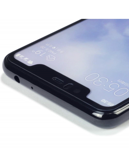 Detaljvy av Nokia 5.1 med härdat glas, visad från sidan med tydlig fullframe-design